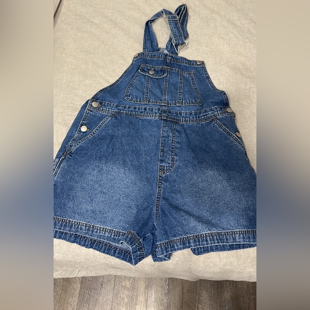 Woman’s bibs